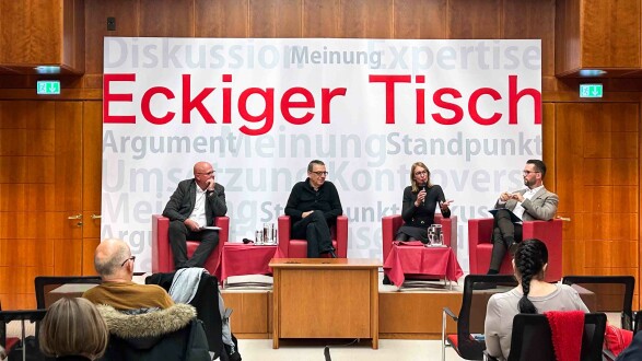 Jörg Hohensinner, Thomas Riesenecker-Caba, Sandra Schüssler und Christoph Palli (v. l.) diskutierten über das Thema "KI in der Pflege". © Derler, AK Stmk