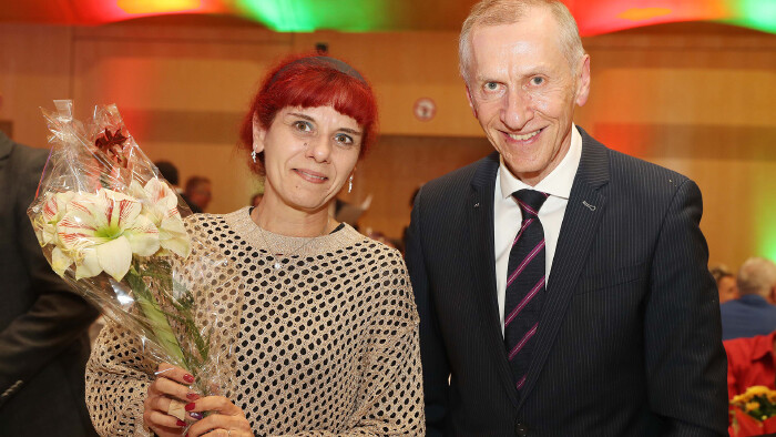 AK-Pr&auml;sident Josef Pesserl mit rothaariger Frau und Blumenstrau&szlig;.