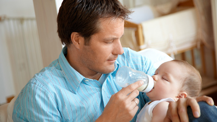 Vater füttert Baby mit Fläschchen © Günter Menzl , stock.adobe.com