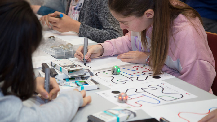 In Workshops und Kursen bieten AK und TU gemeinsam technisches Wissen für Mädchen an. © Temel, AK Stmk In Workshops und Kursen bieten AK und TU gemeinsam technisches Wissen für Mädchen an. © Temel, AK Stmk