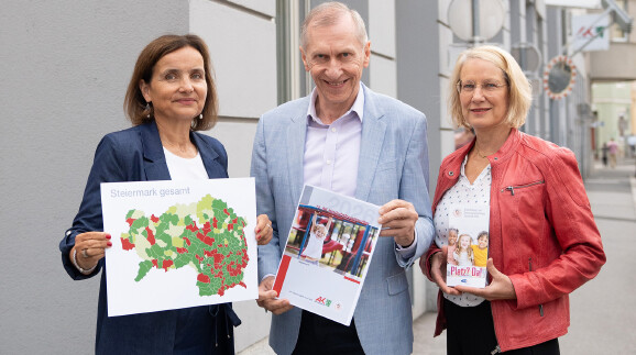 AK-Frauenreferatsleiterin Bernadette P&ouml;cheim, AK-Pr&auml;sident Josef Pesserl und Cordula Schlamadinger von der Kinderdrehscheibe (v. l.) pr&auml;sentierten den 13. AK-Kinderbetreuungsatlas.