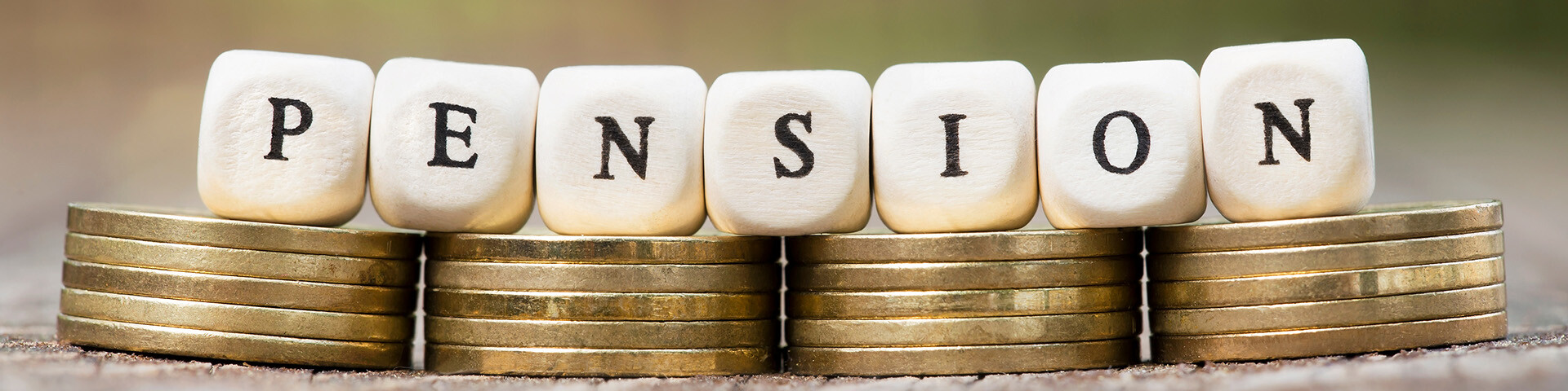 W&uuml;rfel mit Pensions-Buchstaben auf M&uuml;nzen