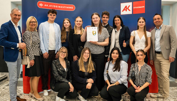 Feierliche &Uuml;bergabe der &Uuml;bungsfirmenzertifikate und Auslosung der Gewinner beim HAK-Wettbewerb.