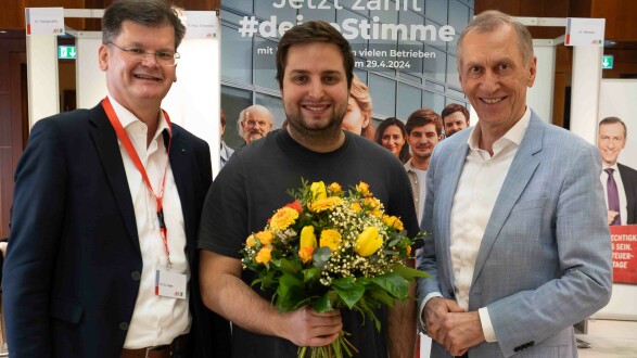 AK-Präsident Josef Pesserl (r.) und AK-Steuerexperte Bernhard Koller (l.) gratulierten dem 1.000. Steuersparer, Sebastian Max.
