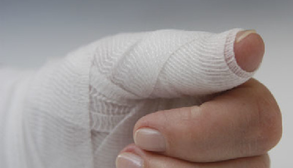 Verletzte Hand - Wenn ein Unfall passiert, sollten Sie gut versichert sein! © Udo Kroener, Fotolia