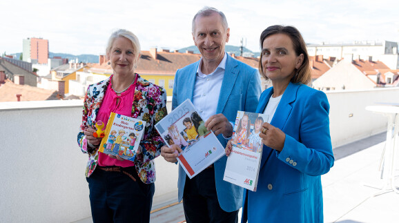 Cordula Schlamadinger (Kinderdrehscheibe), AK-Präsident Josef Pesserl und AK-Frauenreferatsleiterin Bernadette Pöcheim (v. l.) präsentierten den 12. AK-Kinderbetreuungsatlas.