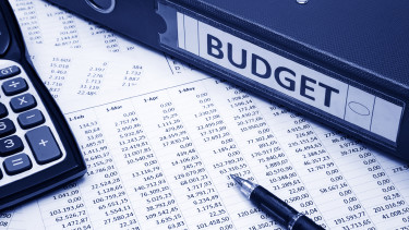 Budgetordner mit Taschenrechner und Zahlenliste