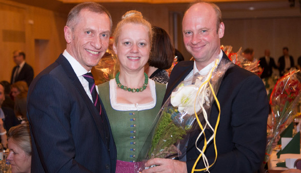 AK-Präsident Josef Pesserl überreichte persönlich Blumen und Geschenke. © Temel, AK Stmk AK-Präsident Josef Pesserl überreichte persönlich Blumen und Geschenke. © Temel, AK Stmk