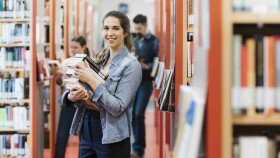 Die AK-Bibliothek bietet 100.000 B&uuml;cher, H&ouml;rb&uuml;cher, DVDs und Magazine.