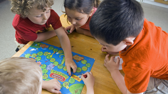 Kinder spielen ein Brettspiel ©  darko64 , stock.adobe.com