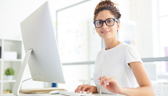 Frau vor PC im B&uuml;ro
