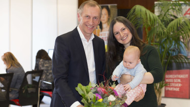 AK-Präsident Josef Pesserl mit Sarah Ruthofer, der 1.000sten Steuersparerin, und ihrer Tochter Laura.