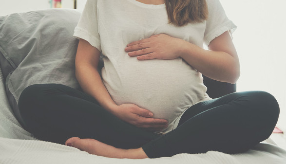 In der Schwangerschaft gibt es in der Arbeit Schutzbestimmungen. © sianstock - stock.adobe.com, AK Stmk