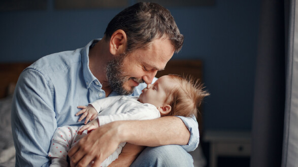 Vater hält Baby im Arm © anoushkatoronto, stock.adobe.com