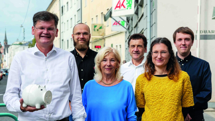 AK-Steuerexperte Bernhard Koller (links) und sein Team beraten bei den Steuerspartagen..