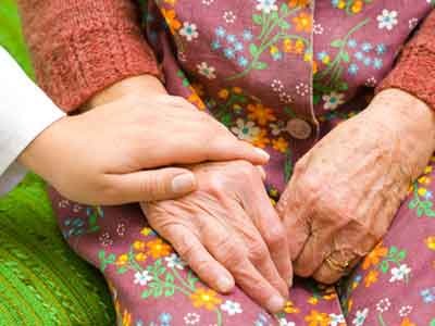 Pflegerin hält die Hand einer alten Pensionistin. © Sandor Kacso, fotolia.com