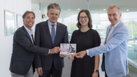 Wolfgang Nigitz (Leiter AK-Abteilung Arbeitnehmerschutz), Arbeitsrechtsexperte Gert-Peter Reissner, Moderatorin Hannah Michaeler und AK-Präsident Josef Pesserl (v. l.)
