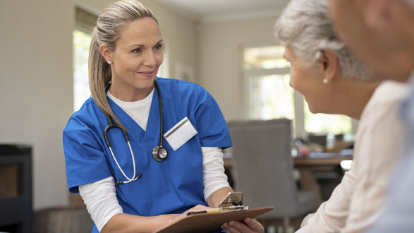 Krankenschwester im Gespräch mit Patienten. © Rido, Adobe Stock