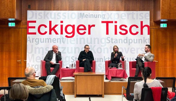 Jörg Hohensinner, Thomas Riesenecker-Caba, Sandra Schüssler und Christoph Palli (v. l.) diskutierten über das Thema "KI in der Pflege".