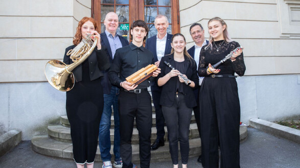AK-Vizepräsident Gernot Acko, AK-Präsident Josef Pesserl und AK-Direktor Dr. Johann Scheuch mit den vier Lehrlingen, die im Orchester bei einem Stück mitspielen konnten.