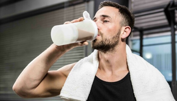 Proteinshakes sind insbesondere bei Sportler:innen sehr beliiebt.