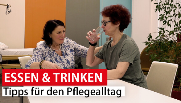 &Auml;ltere Frau trinkt Glas Wasser w&auml;hrend Betreuerin zusieht