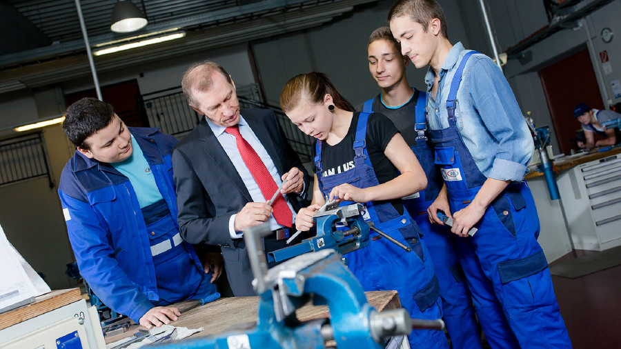 AK-Präsident Josef Pesserl in der bfi Metall-Lehrwerkstätte.