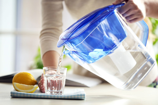 Tischwasserfilter sind beliebt - aber nicht immer wirkungsvoll. © stock.adobe.com, AK Stmk