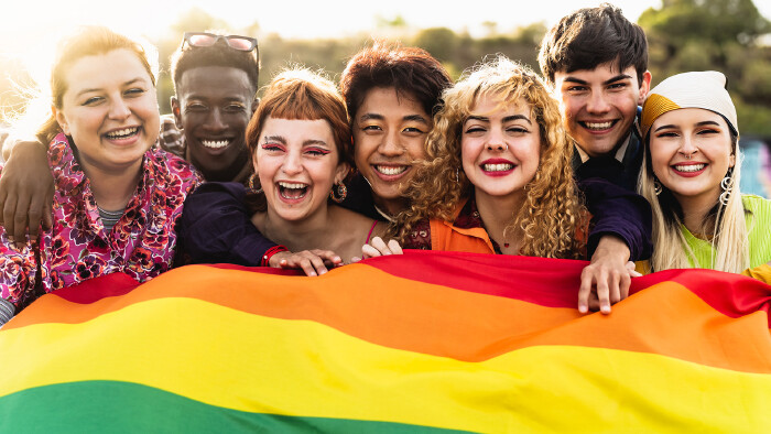 Junge Menschen mit Regenbogenflagge