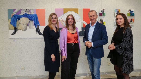 Die Künstlerinnen Julia Antonia Marckonato, Victoria Pollauf und Viktoria Sorko mit AK-Präsident Josef Pesserl (v.l.n.r.) © Radspieler, AK Stmk