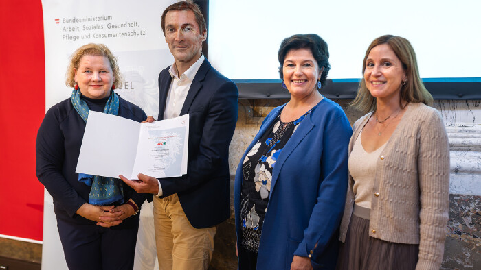 Ministerin Korinna Schumann (l.) überreichte AK-Personalchef Robert Draxler und seinen Mitarbeiterinnen Birgit Klöckl und Christine Glaser die Auszeichnung. © Valentin Brauneis, BKA Ministerin Korinna Schumann (l.) überreichte AK-Personalchef Robert Draxler und seinen Mitarbeiterinnen Birgit Klöckl und Christine Glaser die Auszeichnung.