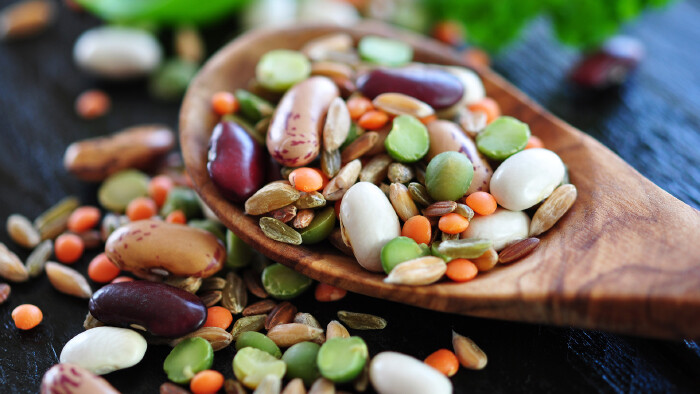 Kochlöffel mit Hülsenfrüchten