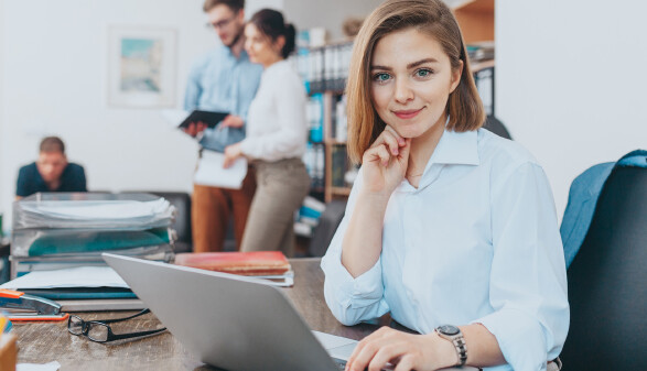 Junge Frau mit Notebook im B&uuml;ro