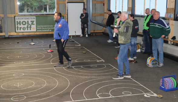 Beim Stocksport-Turnier traten mehr als 40 Teilnehmer:innen in neun Teams an