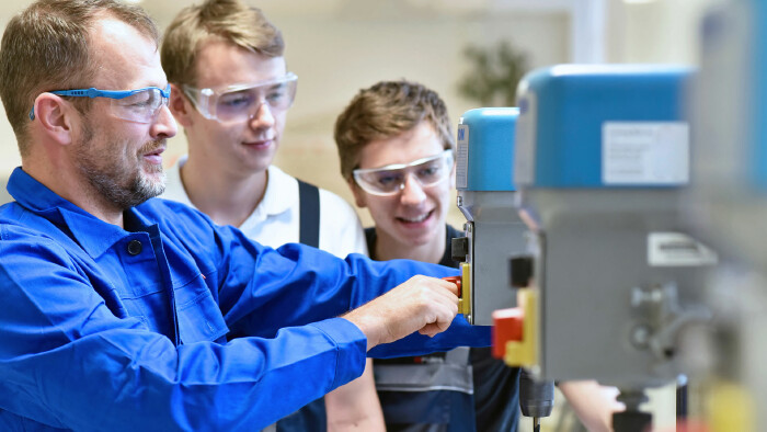 Lehrlinge mit Ausbildner © industrieblick, stock.adobe.com Lehre