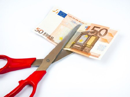 Ein 50-Euro-Schein wird mit der Schere durchgeschnitten © alexandro900, fotolia