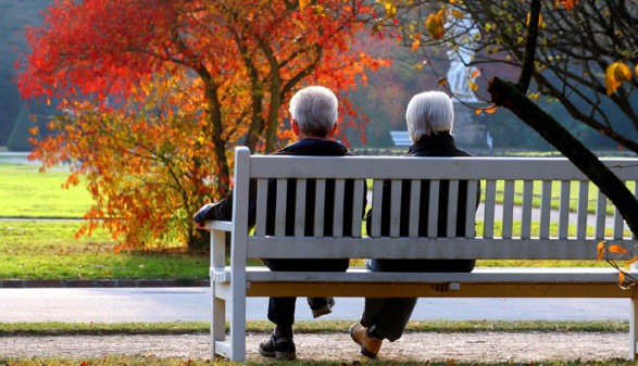 Pensionisten sitzen auf Parkbank