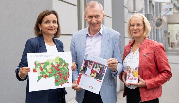 AK-Frauenreferatsleiterin Bernadette P&ouml;cheim, AK-Pr&auml;sident Josef Pesserl und Cordula Schlamadinger von der Kinderdrehscheibe (v. l.) pr&auml;sentierten den 13. AK-Kinderbetreuungsatlas.