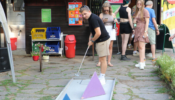 Die Minigolfer:innen gingen hochkonzentriert zur Sache.