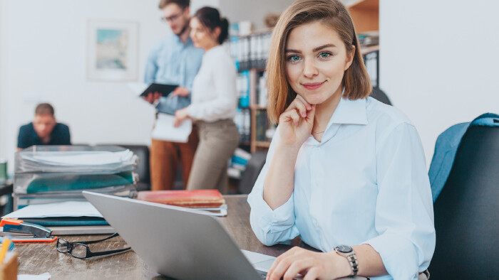Junge Frau mit Notebook im B&uuml;ro