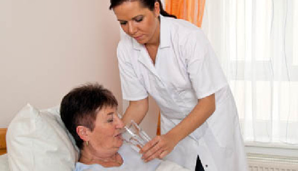 Pflege daheim - Krankenpflegerin hilft Ihrer Patientin beim Trinken! © Gina Sanders, Fotolia.com