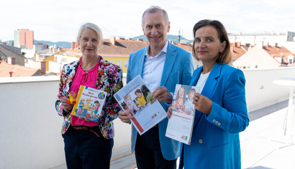 Cordula Schlamadinger (Kinderdrehscheibe), AK-Präsident Josef Pesserl und AK-Frauenreferatsleiterin Bernadette Pöcheim (v. l.) präsentierten den 12. AK-Kinderbetreuungsatlas.