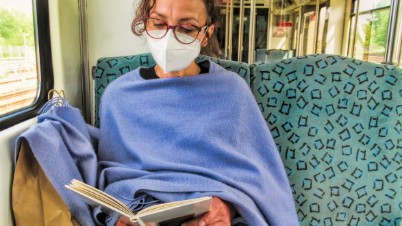Frau mit Gesichtsmaske liest ein Buch © ArTo, stock.adobe.com