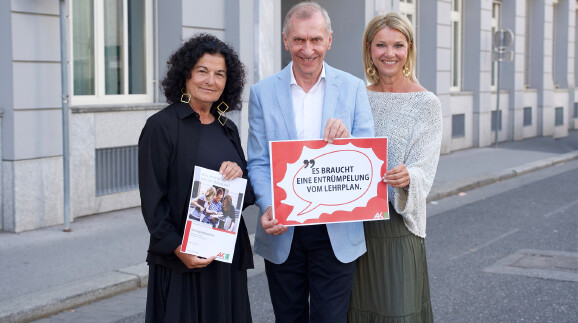 Studienautorin Claudia Brandst&auml;tter, AK Pr&auml;sident Josef Pesserl und Leiterin der Abteilung Bildung Alexandra H&ouml;rmann pr&auml;sentierten die Studie &bdquo;Stimmungsbild zum Schulbesuch&ldquo;