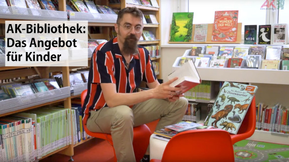 Alexander Fritz zeigt, was die AK-Bibliothek für Kinder zu bieten hat. © ., AK Stmk