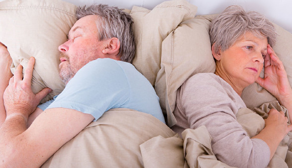 Ehepaar liegt im Bett. © Fotow, AdobeStock