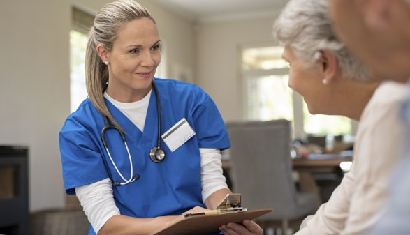 Krankenschwester im Gespräch mit Patienten. © Rido, Adobe Stock