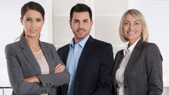 Zwei Frauen und ein Mann in B&uuml;rokleidung