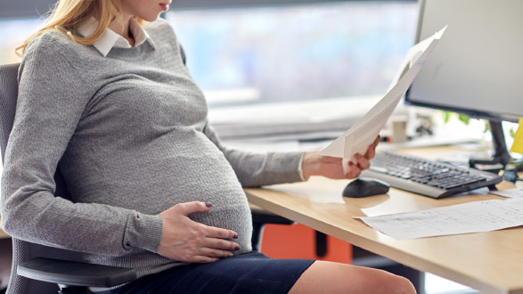 Frau erhält Kündigung in der Schwangerschaft © SydaProductions, stock.adobe.com