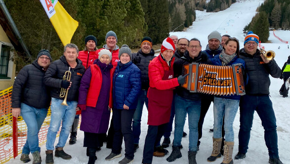 Das AK-Team um AK-Präsident Josef Pesserl (5. von links vorne) und die Jungen Paldauer beim Skitag in Hohentauern.